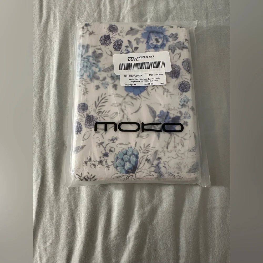 Moko Kindle Case- Blue/White Floral